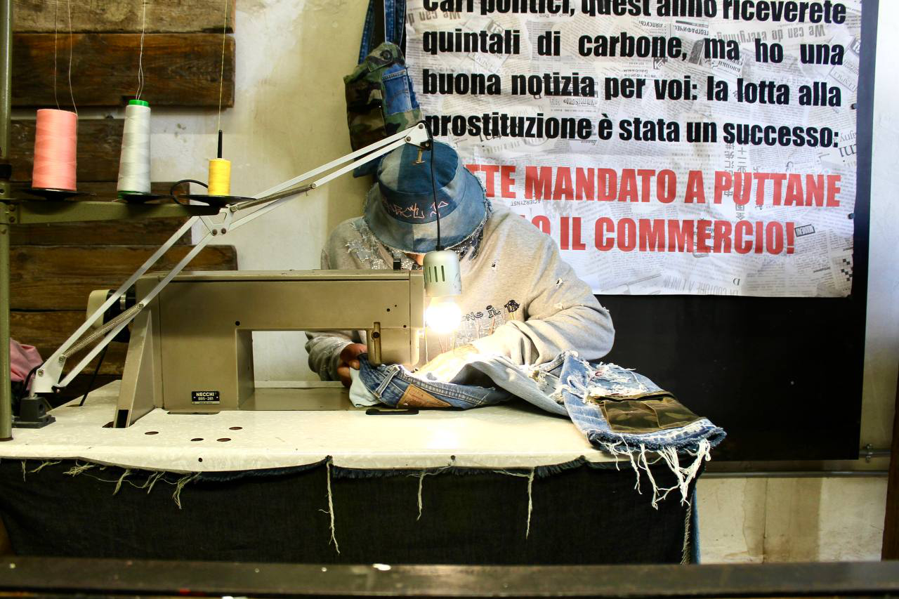 Jacopo Peca al lavoro nel laboratorio
